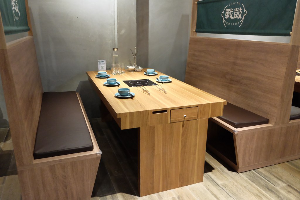 戰鼓火鍋:整尾鱸魚、燉牛骨放鍋底~創新7種湯頭讓人耳目一新! @飛天璇的口袋