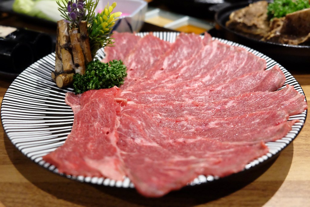 戰鼓火鍋:整尾鱸魚、燉牛骨放鍋底~創新7種湯頭讓人耳目一新! @飛天璇的口袋