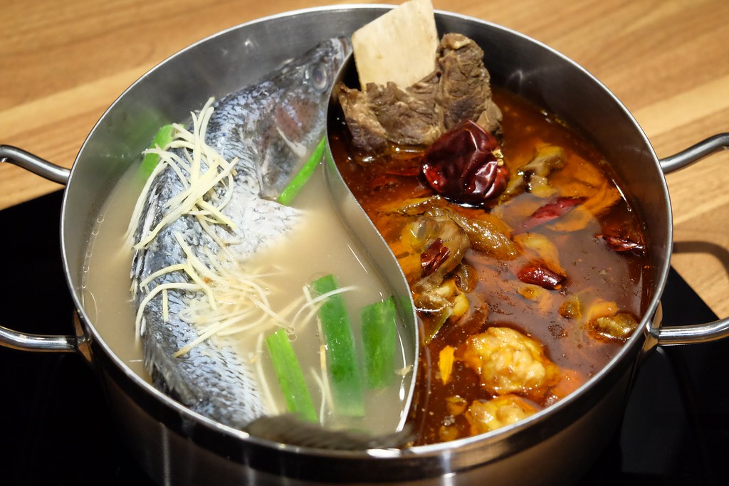 戰鼓火鍋:整尾鱸魚、燉牛骨放鍋底~創新7種湯頭讓人耳目一新! @飛天璇的口袋