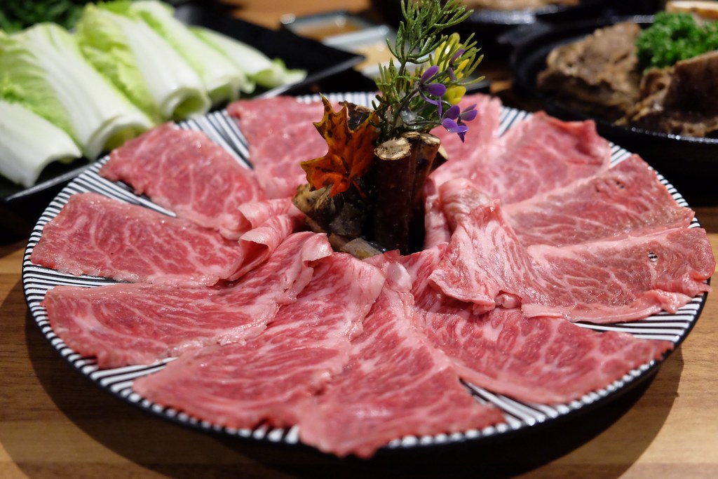 戰鼓火鍋:整尾鱸魚、燉牛骨放鍋底~創新7種湯頭讓人耳目一新! @飛天璇的口袋