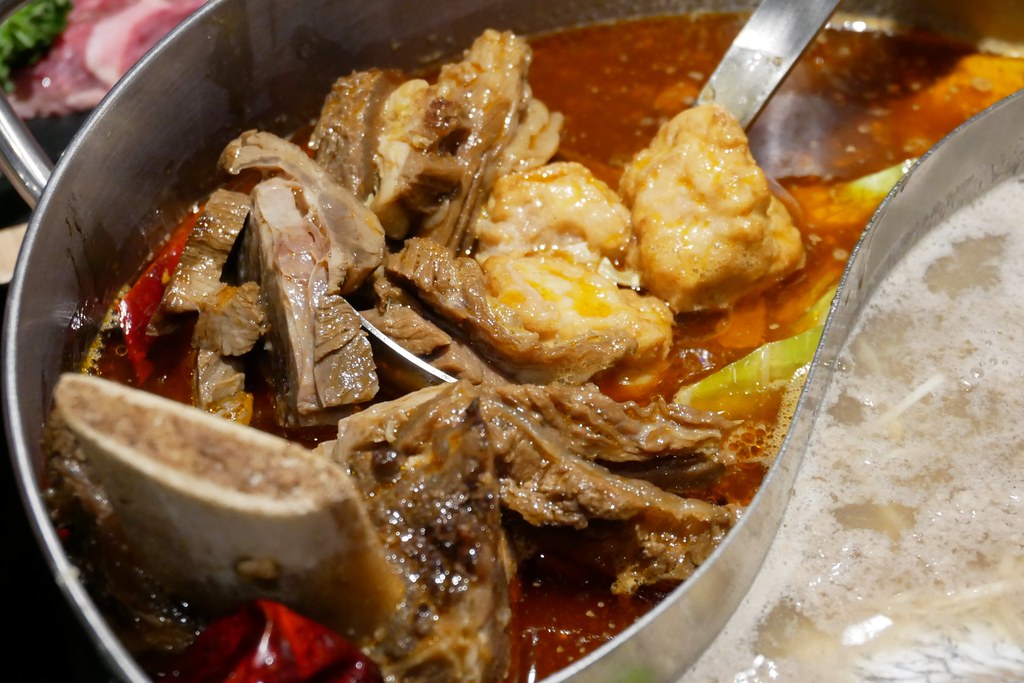 戰鼓火鍋:整尾鱸魚、燉牛骨放鍋底~創新7種湯頭讓人耳目一新! @飛天璇的口袋