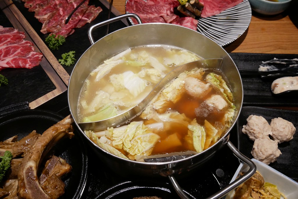 戰鼓火鍋:整尾鱸魚、燉牛骨放鍋底~創新7種湯頭讓人耳目一新! @飛天璇的口袋