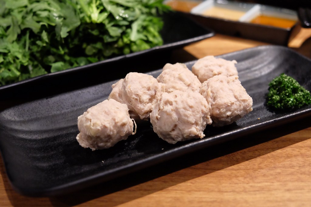 戰鼓火鍋:整尾鱸魚、燉牛骨放鍋底~創新7種湯頭讓人耳目一新! @飛天璇的口袋