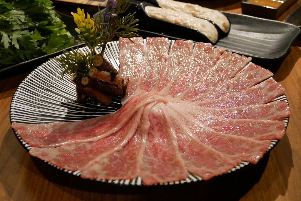 戰鼓火鍋:整尾鱸魚、燉牛骨放鍋底~創新7種湯頭讓人耳目一新! @飛天璇的口袋