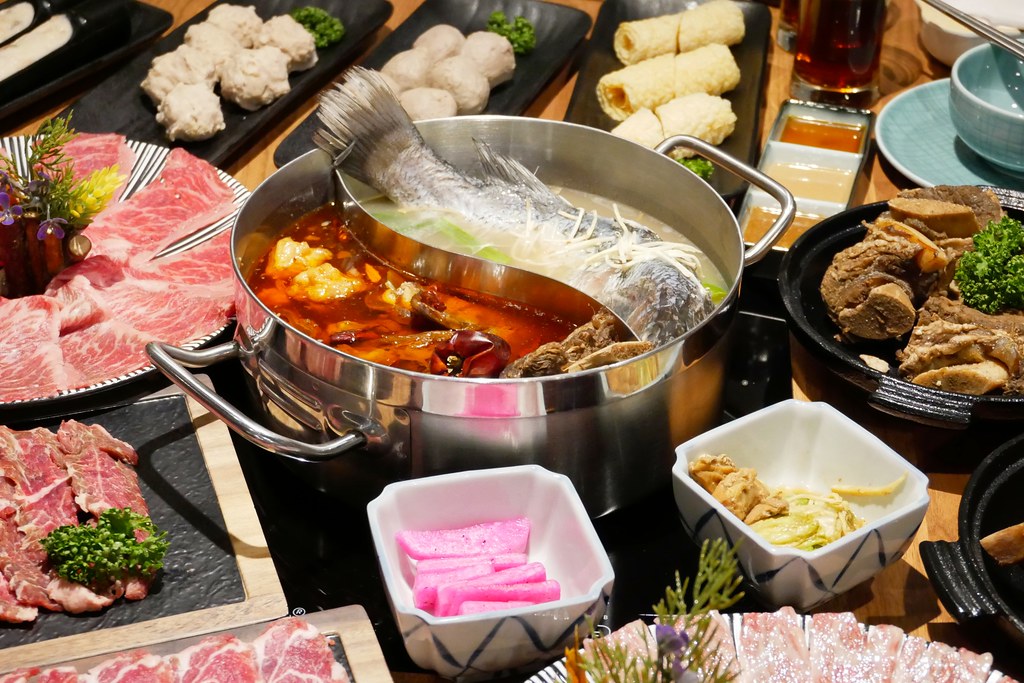 戰鼓火鍋:整尾鱸魚、燉牛骨放鍋底~創新7種湯頭讓人耳目一新! @飛天璇的口袋