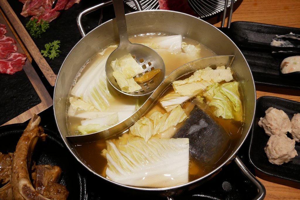 戰鼓火鍋:整尾鱸魚、燉牛骨放鍋底~創新7種湯頭讓人耳目一新! @飛天璇的口袋