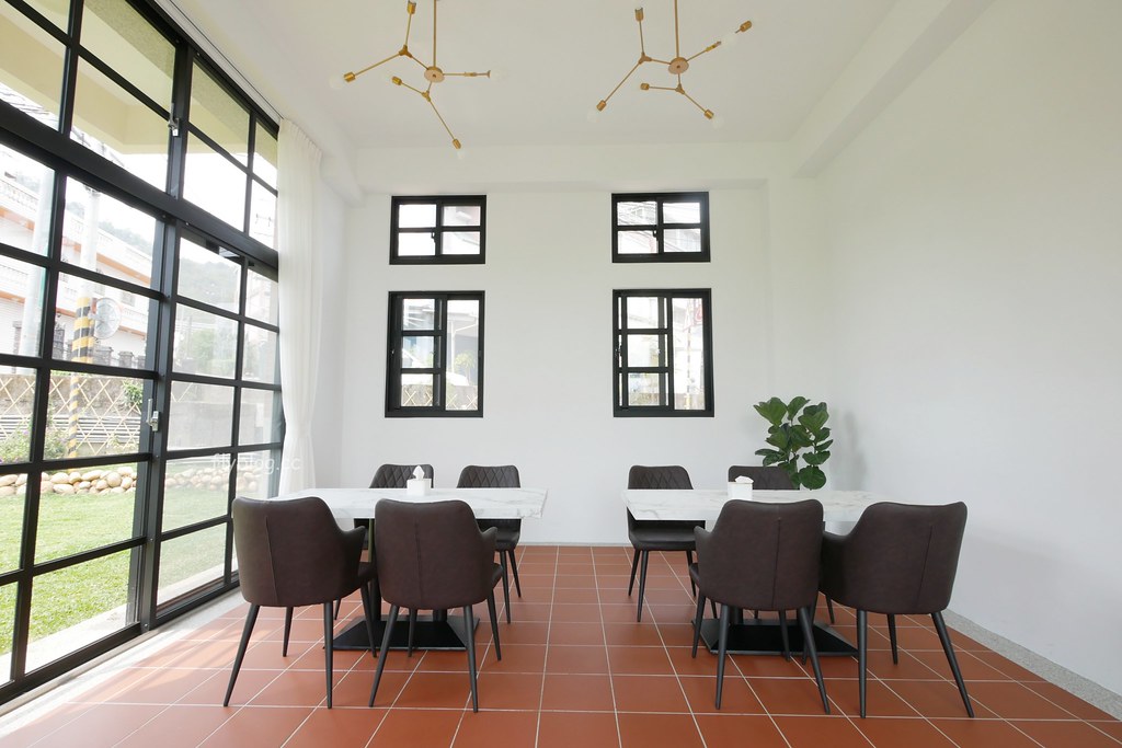 山水啡|擁有大片綠地和田園風情,漂亮落地窗建築,新社新開幕景觀餐廳 @飛天璇的口袋