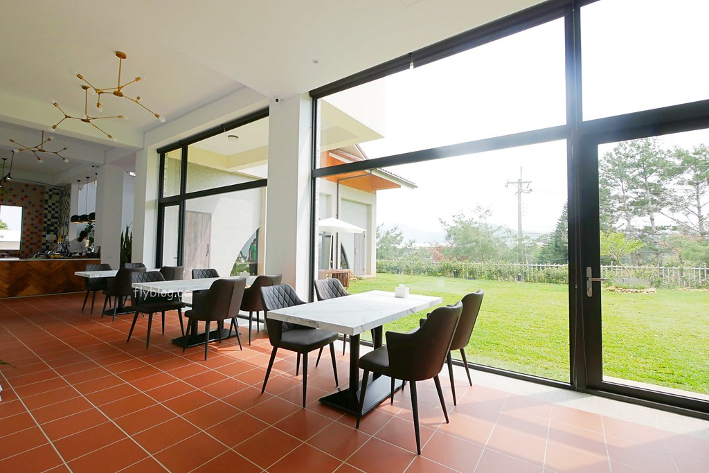 山水啡|擁有大片綠地和田園風情,漂亮落地窗建築,新社新開幕景觀餐廳 @飛天璇的口袋