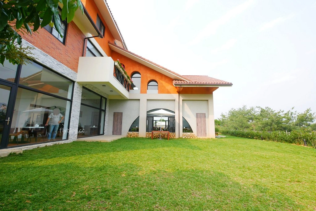 山水啡|擁有大片綠地和田園風情,漂亮落地窗建築,新社新開幕景觀餐廳 @飛天璇的口袋