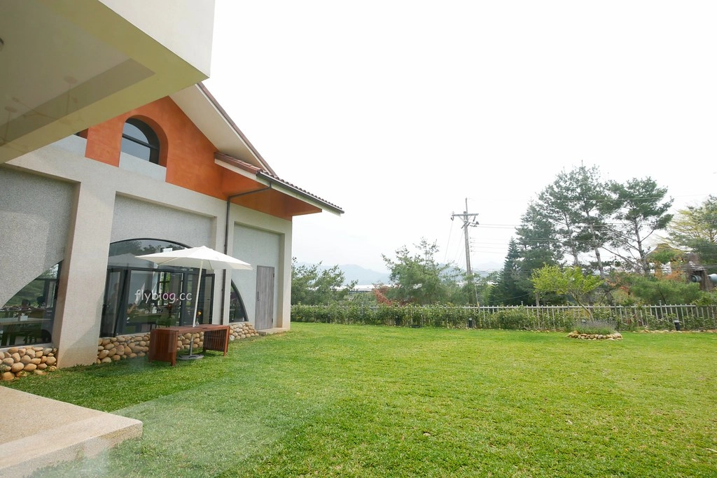 山水啡|擁有大片綠地和田園風情,漂亮落地窗建築,新社新開幕景觀餐廳 @飛天璇的口袋