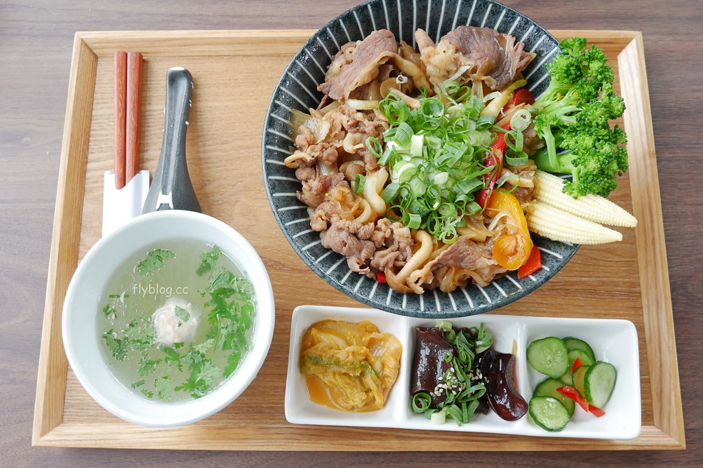 山水啡|擁有大片綠地和田園風情,漂亮落地窗建築,新社新開幕景觀餐廳 @飛天璇的口袋