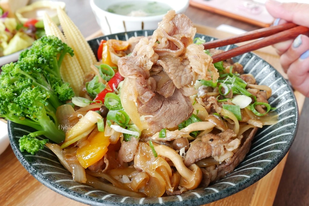 山水啡|擁有大片綠地和田園風情,漂亮落地窗建築,新社新開幕景觀餐廳 @飛天璇的口袋