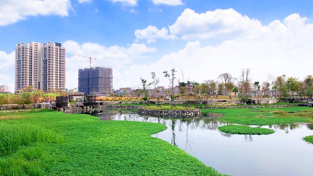 台中東區|湧泉公園.帝國製糖廠6公頃湖濱公園,歷史古蹟變得很悠閒 @飛天璇的口袋