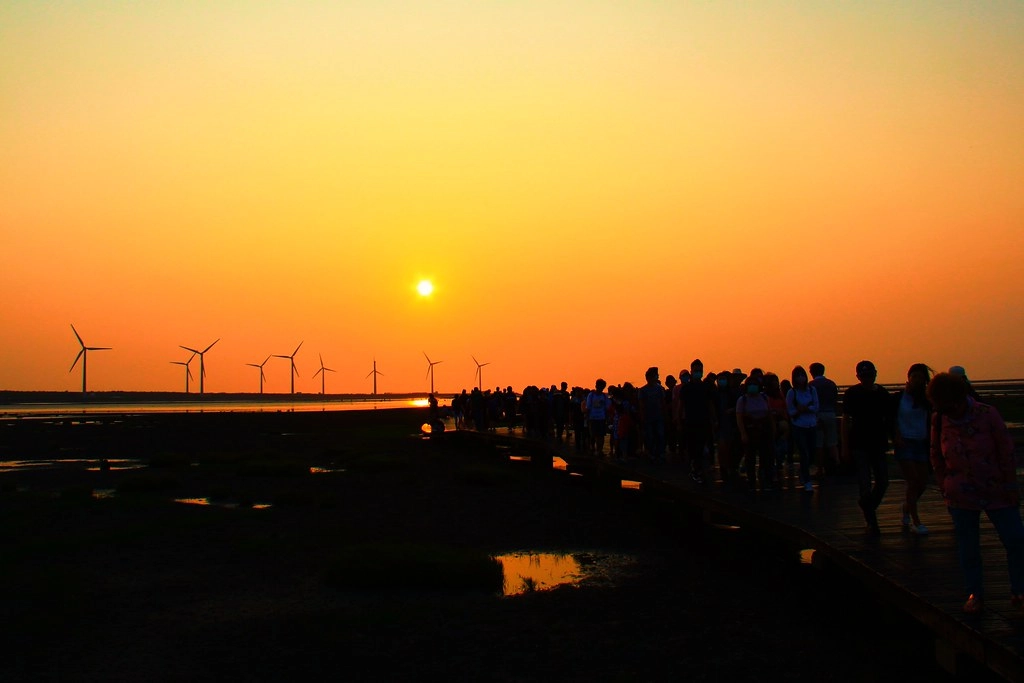 台中清水|高美溼地,日本人一生必遊一次的景點,全球六大絕美天空之鏡 @飛天璇的口袋