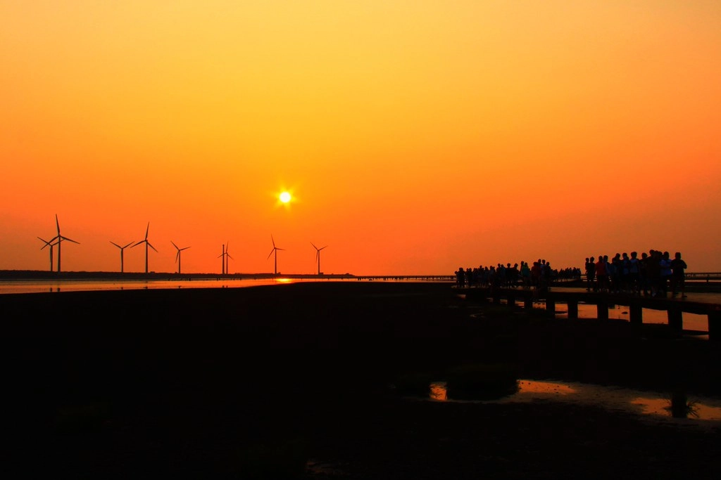 台中清水|高美溼地,日本人一生必遊一次的景點,全球六大絕美天空之鏡 @飛天璇的口袋