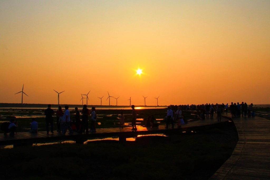 台中清水|高美溼地,日本人一生必遊一次的景點,全球六大絕美天空之鏡 @飛天璇的口袋