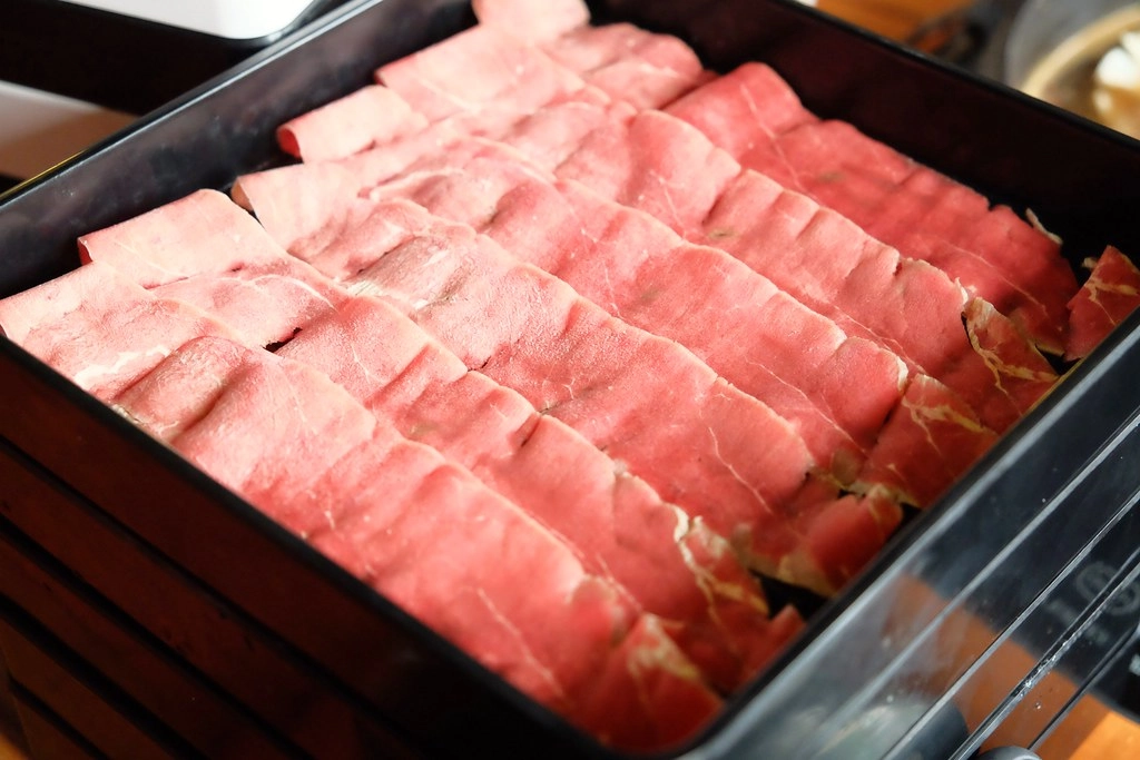 煲參參壽喜燒鍋物專門店:$389元以上吃到飽,10種湯頭特製湯頭、 M9澳洲黑毛和牛、特級松阪豬、波斯頓龍蝦等高級食材 @飛天璇的口袋