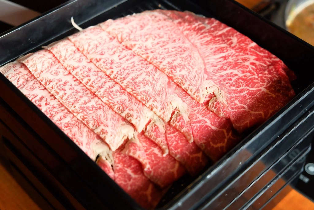 煲參參壽喜燒鍋物專門店:$389元以上吃到飽,10種湯頭特製湯頭、 M9澳洲黑毛和牛、特級松阪豬、波斯頓龍蝦等高級食材 @飛天璇的口袋