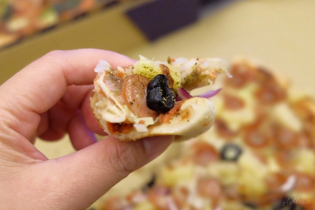 掐手披薩:外皮軟Q料好實在的披薩,北屯民俗公園附近美食,Foodpanda和Ubereats也很方便 @飛天璇的口袋