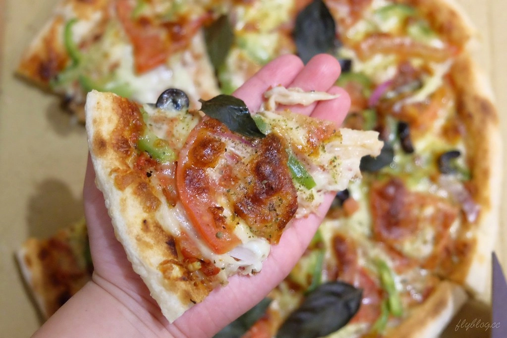 掐手披薩:外皮軟Q料好實在的披薩,北屯民俗公園附近美食,Foodpanda和Ubereats也很方便 @飛天璇的口袋