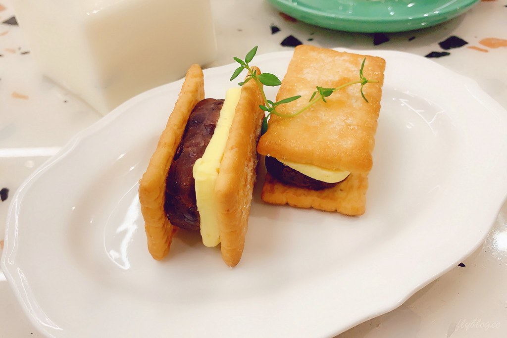 【台中南屯】Stunning Cafe,台中韓風好拍網美店,結合服飾店與咖啡館,環境和餐點都很可愛 @飛天璇的口袋