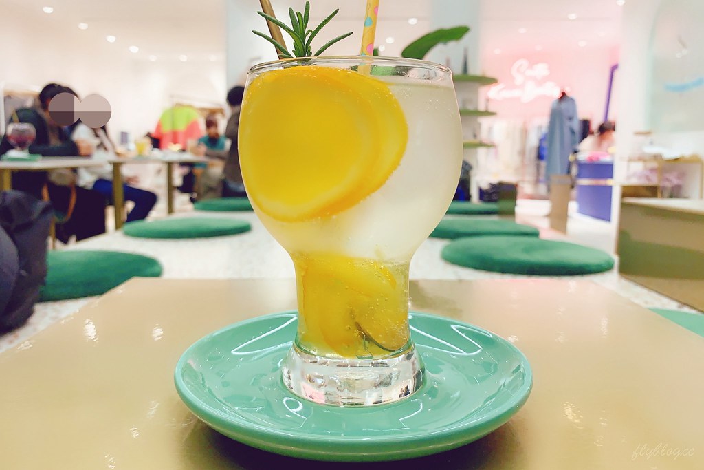 【台中南屯】Stunning Cafe,台中韓風好拍網美店,結合服飾店與咖啡館,環境和餐點都很可愛 @飛天璇的口袋