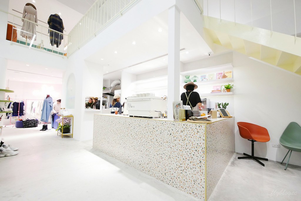 【台中南屯】Stunning Cafe,台中韓風好拍網美店,結合服飾店與咖啡館,環境和餐點都很可愛 @飛天璇的口袋