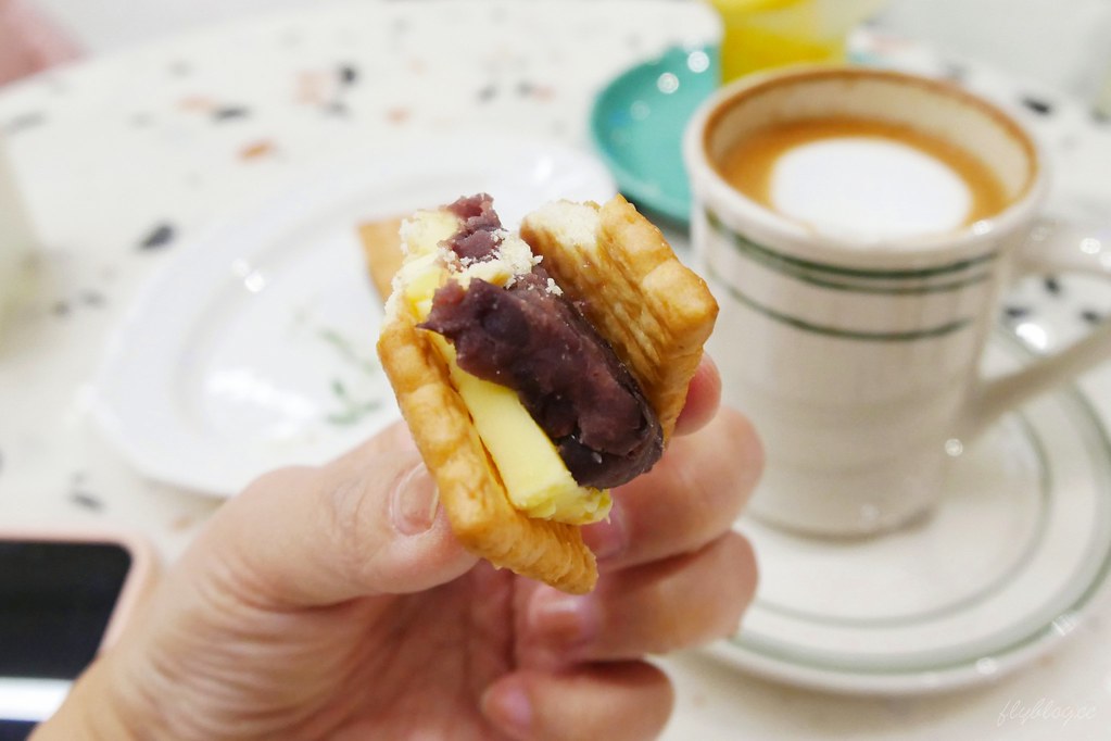 【台中南屯】Stunning Cafe,台中韓風好拍網美店,結合服飾店與咖啡館,環境和餐點都很可愛 @飛天璇的口袋