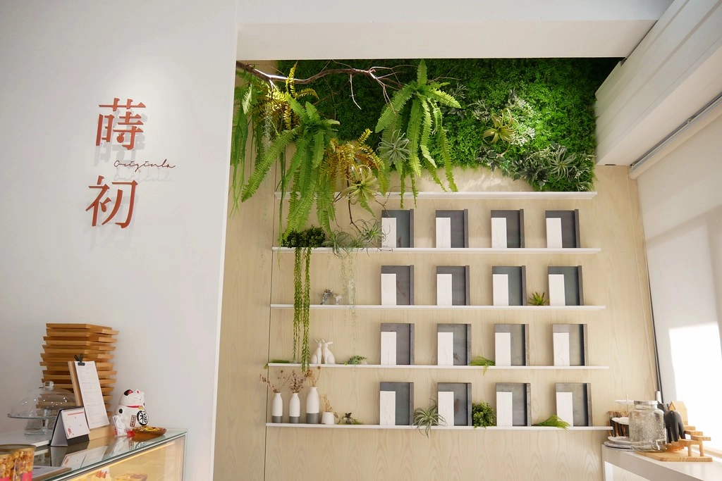 蒔初甜點|漂亮純白落地窗建築,草莓塔、戚風蛋糕和千層蛋糕都很不錯 @飛天璇的口袋