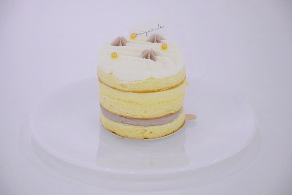 蒔初甜點|漂亮純白落地窗建築,草莓塔、戚風蛋糕和千層蛋糕都很不錯 @飛天璇的口袋