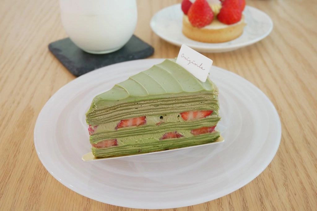 蒔初甜點|漂亮純白落地窗建築,草莓塔、戚風蛋糕和千層蛋糕都很不錯 @飛天璇的口袋