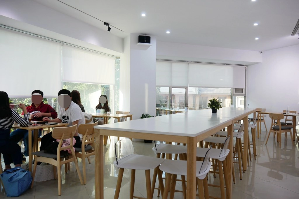 蒔初甜點|漂亮純白落地窗建築,草莓塔、戚風蛋糕和千層蛋糕都很不錯 @飛天璇的口袋