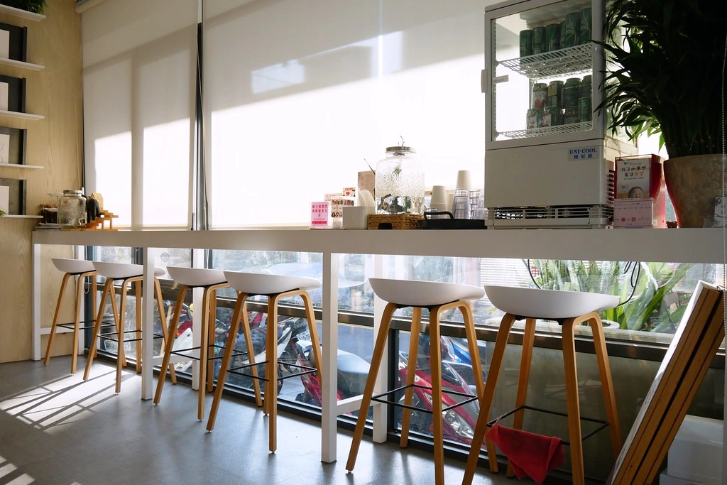 蒔初甜點|漂亮純白落地窗建築,草莓塔、戚風蛋糕和千層蛋糕都很不錯 @飛天璇的口袋