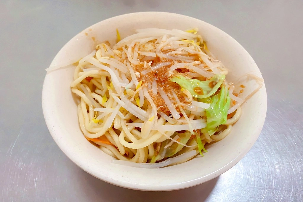 台中北屯|阿美姐炒麵.北屯國校巷傳統早午餐店,炒麵清爽好吃綜合湯料多有誠意 @飛天璇的口袋