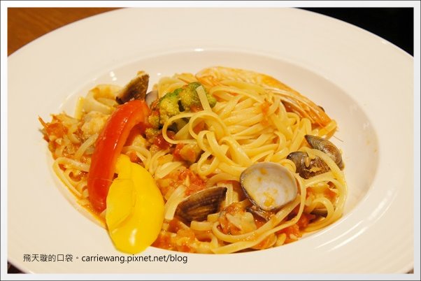 【台中輕食餐廳】Roots Lodge Café@台中廣三SOGO百貨3F。近期吃到最難忘的餐廳~ @飛天璇的口袋