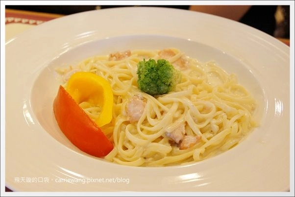 【台中輕食餐廳】Roots Lodge Café@台中廣三SOGO百貨3F。近期吃到最難忘的餐廳~ @飛天璇的口袋