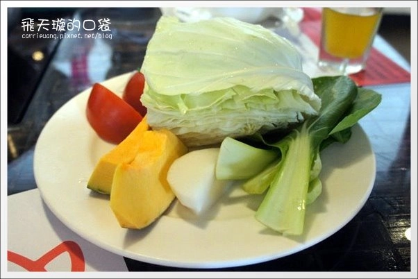 【台中火鍋吃到飽】小蒙牛頂級麻辣養生鍋。火鍋店也有三層…肉! @飛天璇的口袋 【台中火鍋吃到飽】小蒙牛頂級麻辣養生鍋。火鍋店也有三層…肉! @飛天璇的口袋