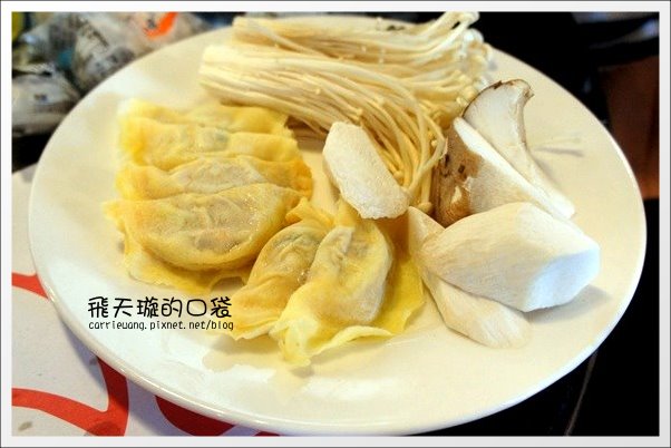 【台中火鍋吃到飽】小蒙牛頂級麻辣養生鍋。火鍋店也有三層…肉! @飛天璇的口袋 【台中火鍋吃到飽】小蒙牛頂級麻辣養生鍋。火鍋店也有三層…肉! @飛天璇的口袋