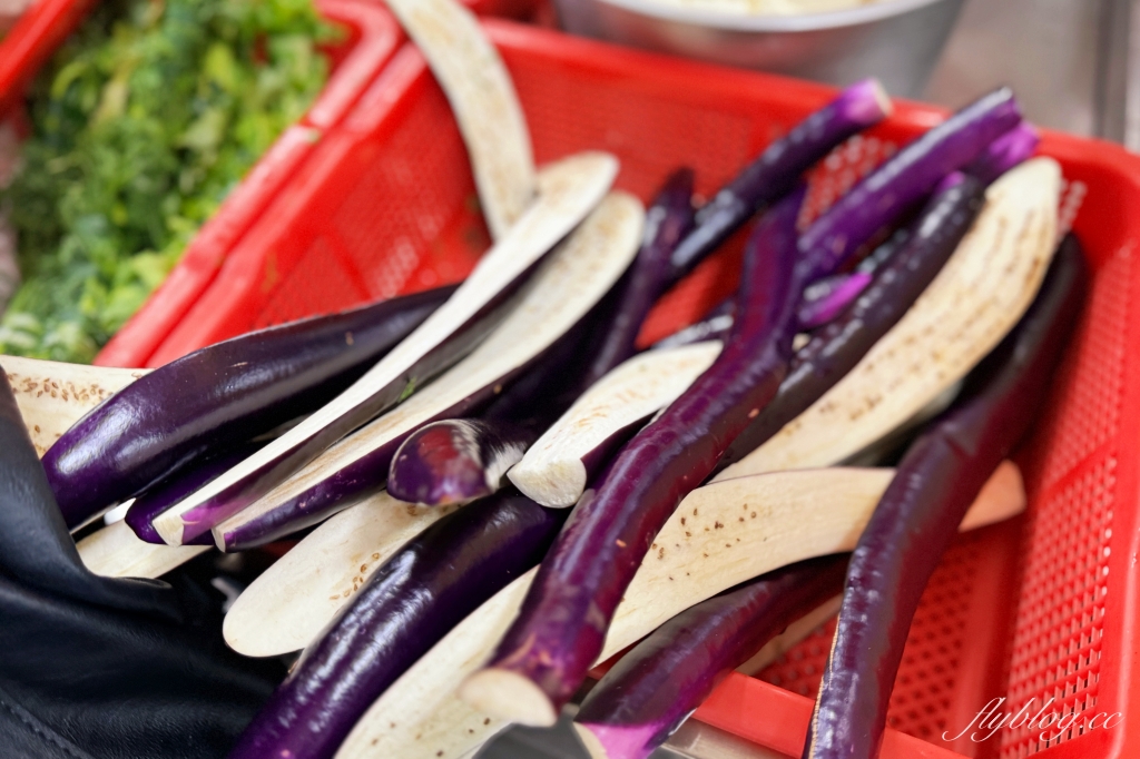 台中北屯｜豬頭三的店．大坑必吃炸粿蚵嗲，用吸管吸的大骨筍湯 @飛天璇的口袋