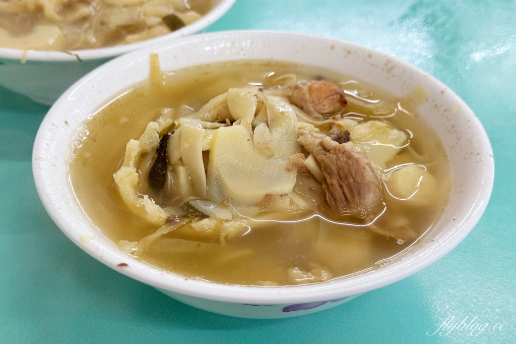 台中北屯｜豬頭三的店．大坑必吃炸粿蚵嗲，用吸管吸的大骨筍湯 @飛天璇的口袋