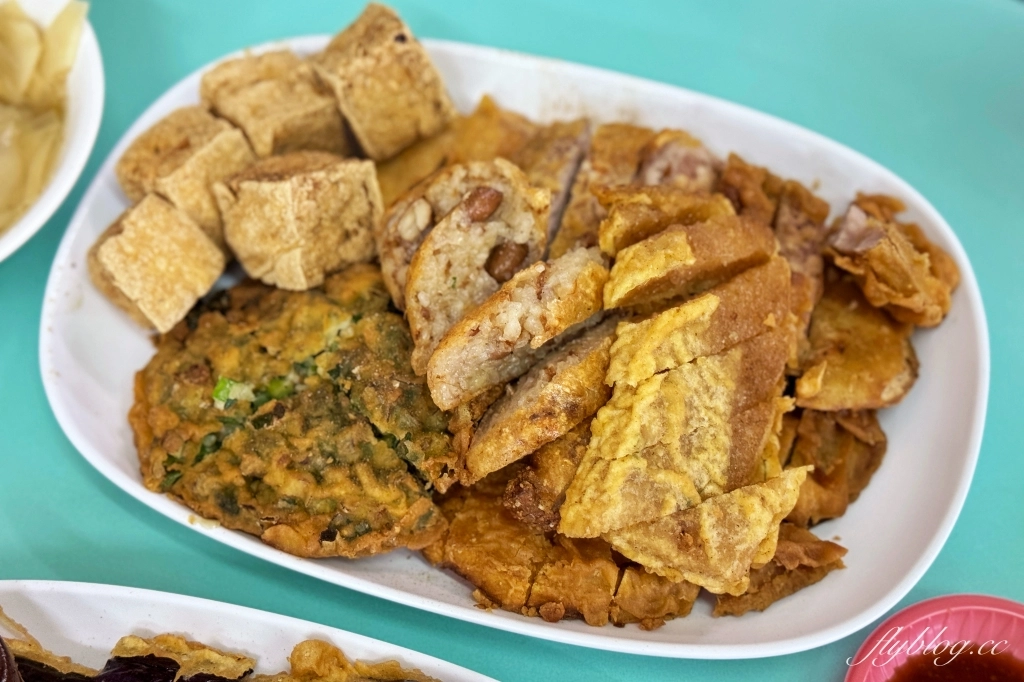 台中北屯｜豬頭三的店．大坑必吃炸粿蚵嗲，用吸管吸的大骨筍湯 @飛天璇的口袋