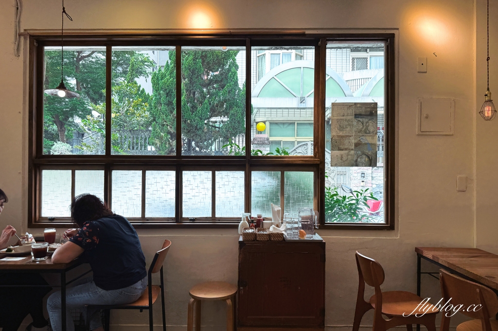 台中西區｜田樂小公園店．老宅改建早午餐店，坐擁公園綠意美景 @飛天璇的口袋