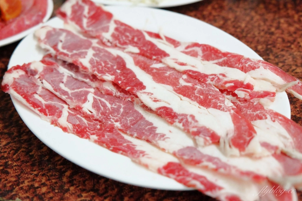 台中中區｜台灣陳沙茶火鍋．電子街的隱藏版美食．很像在香港吃大排檔的感覺 @飛天璇的口袋