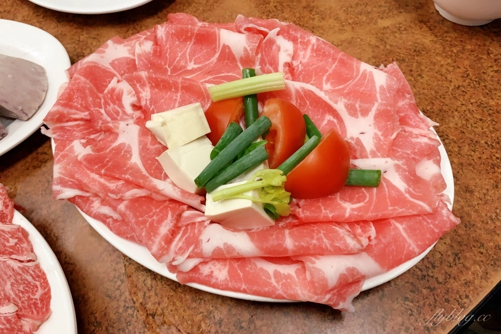 台中中區｜台灣陳沙茶火鍋．電子街的隱藏版美食．很像在香港吃大排檔的感覺 @飛天璇的口袋