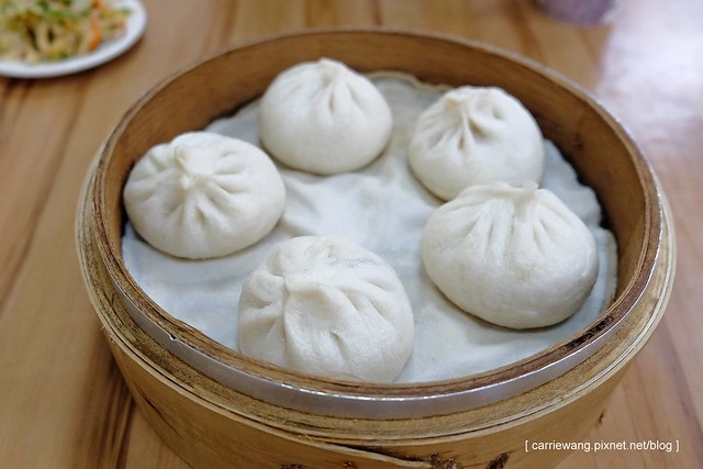 台中西屯｜曉明湯包．台中人的宵夜美食，凌晨開賣的湯包 @飛天璇的口袋