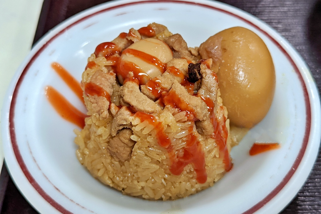 台中南區｜味泉米糕店．忠孝夜市鳥蛋米糕店，用餐時間大排長龍 @飛天璇的口袋