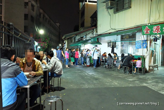 阿春麵担｜北屯國小地下道旁營業50年的老麵店，一到用餐時間人潮滿滿 @飛天璇的口袋