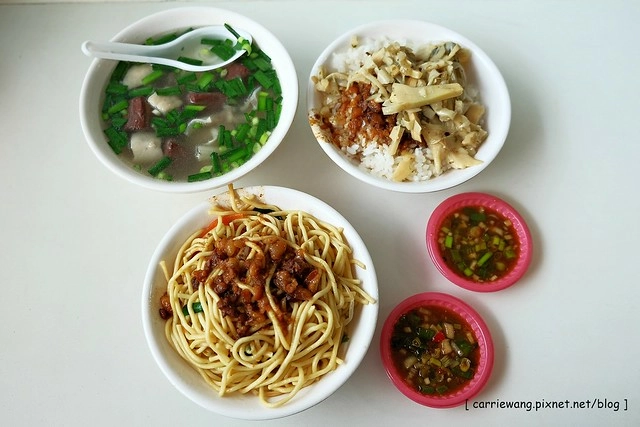 台中豐原｜康康豬豬血湯炒麵．炒麵界的經濟奇蹟，生意好到有自家停車場(附菜單) @飛天璇的口袋