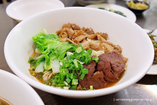 台中南屯｜陳師傅牛肉麵．招牌原汁牛肉麵肉大塊，鴛鴦乾拌麵料多實在 @飛天璇的口袋
