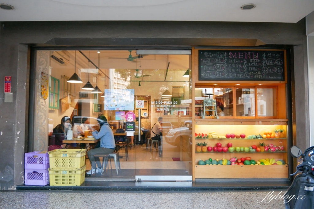 台中北屯｜剛好冰果室．台中復古風味冰果室，季節限定隱藏版草莓冰芒果冰 @飛天璇的口袋